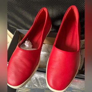 Practically new, never worn Ecco shoes. US size 5–5 1/2 they were 119.99 l pd 72